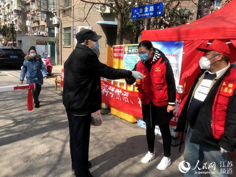 南京鼓楼大学生志愿者助力社区疫情防控