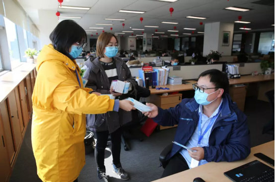 辗转6国 江苏企业两员工“背”回3000多只“洋口罩”