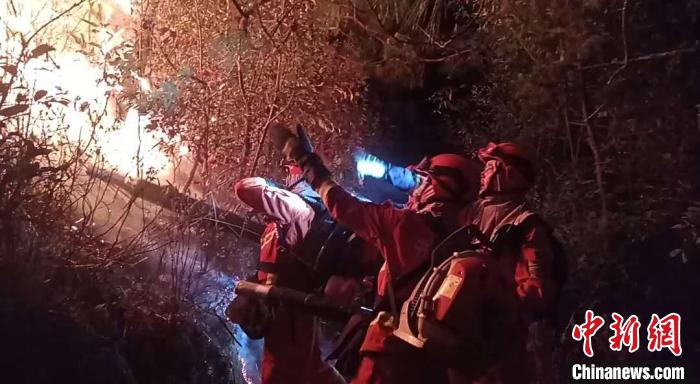 昆明禄劝发生森林火灾森林消防260人前往扑救