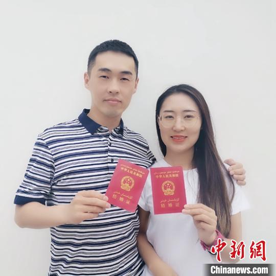 隋鑫与刘欢在5·20当天领证登记。　王康 摄
