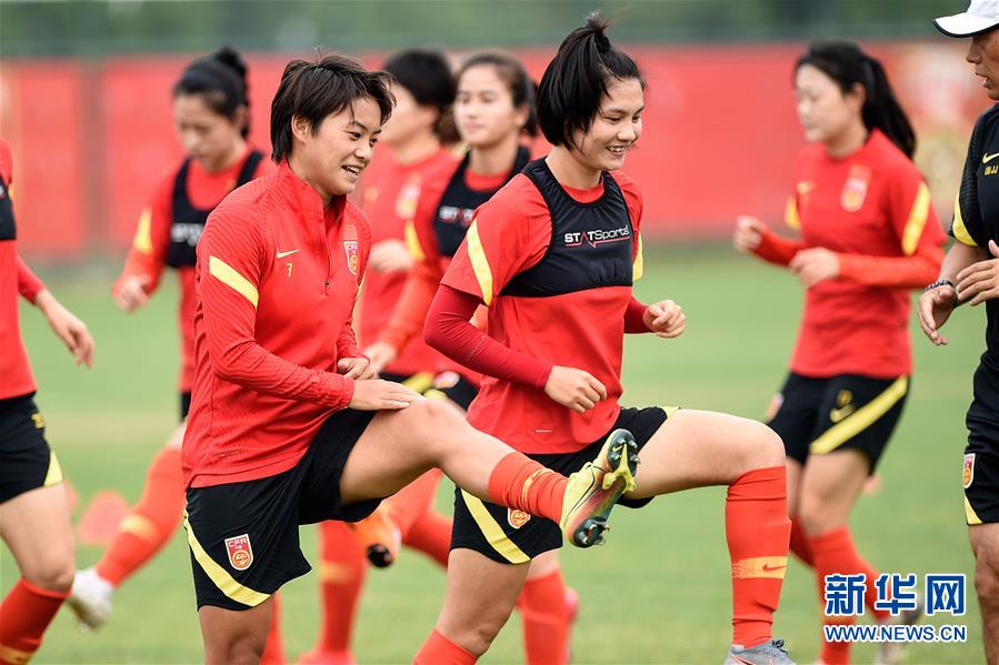 （体育）（4）足球——中国女足举行公开训练课
