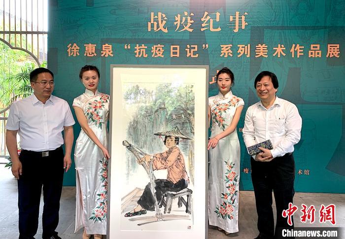 江苏省美术馆馆长、江苏省美术家协会副主席徐惠泉(右一)向瘦西湖风景区捐赠美术作品《船歌》。　崔佳明 摄