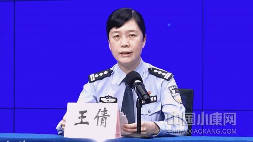 发布会上，黄埔区公安分局副局长王倩作“金盾10条”解读。图/麦婉华
