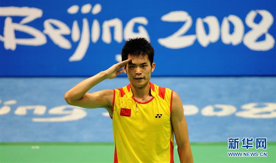 图为2008年8月17日，林丹在北京奥运会羽毛球男子单打决赛中战胜马来西亚选手李宗伟夺得冠军后向全场观众敬军礼。 新华社记者罗更前摄