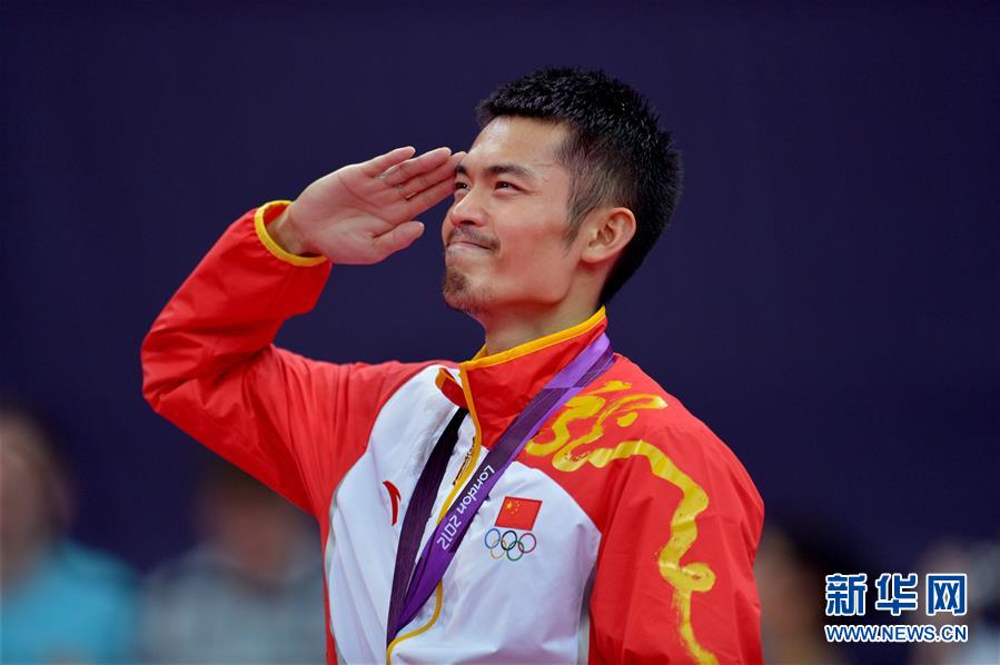 图为2012年8月5日，林丹在伦敦奥运会羽毛球男子单打决赛中战胜马来西亚选手李宗伟夺得冠军后在颁奖仪式上敬军礼。 新华社记者陈晓伟摄