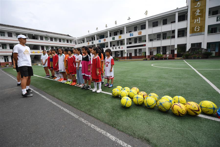 （体育·图文互动）（6）一个西北小县城是如何上演校园足球“帽子戏法”的？