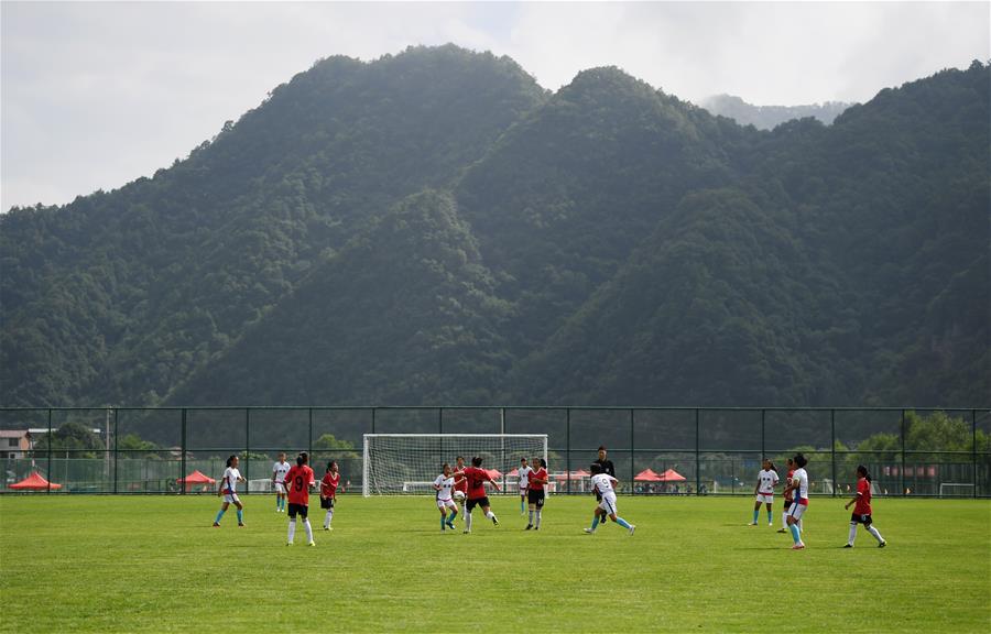 （体育·图文互动）（1）一个西北小县城是如何上演校园足球“帽子戏法”的？