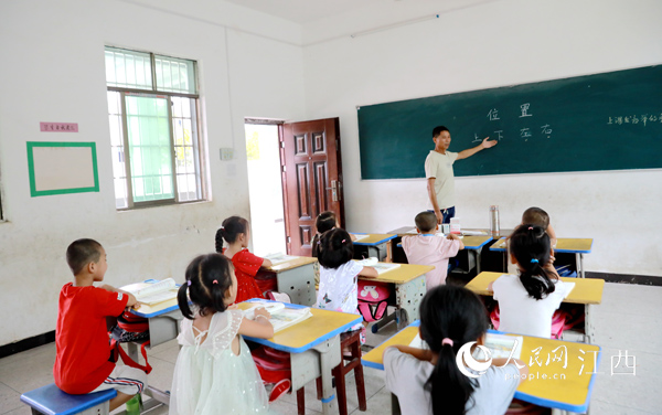 友联小学的教室内，谢冬苟正在为一年级学生上课。（廖敏/摄）