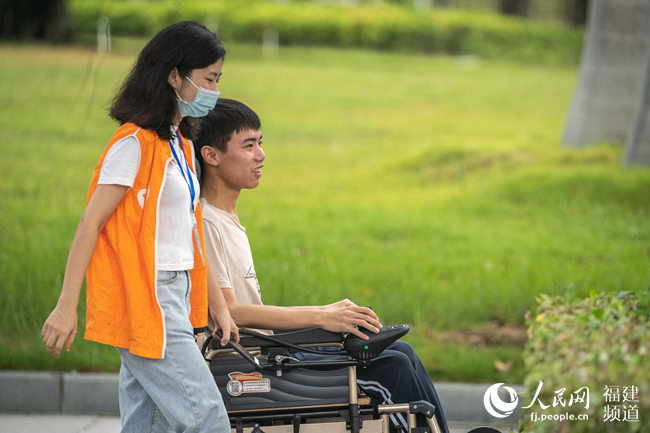 漳州少年陈冠荣坐着轮椅 由妈妈陪着一起念大学