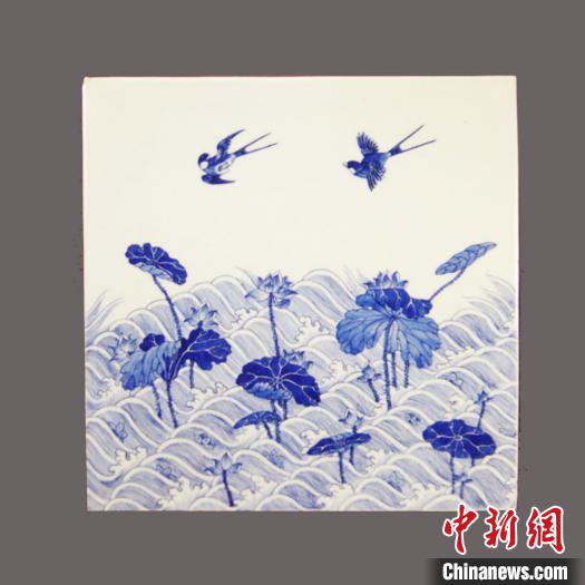 青花海晏河清纹瓷板 清中期。观复博物馆供图