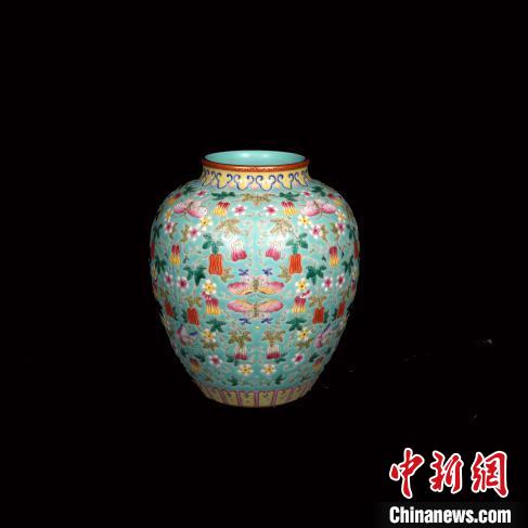 粉彩瓜瓞连绵纹小罐 清嘉庆。观复博物馆供图