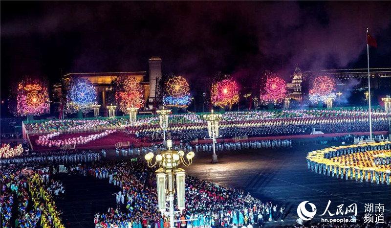 2019年，在天安门广场新中国成立70周年晚会上,大瑶镇棠花烟花制造的7棵25米高的“烟花树”。受访单位供图
