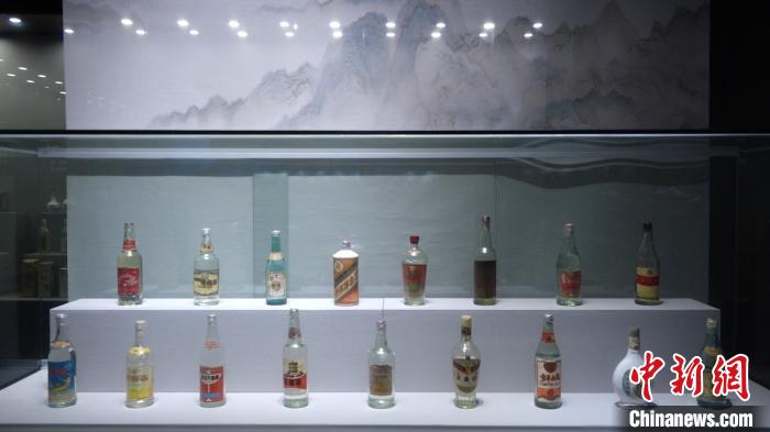 图为位于江西南昌的曾品堂中国老酒博物馆展示的白酒。　记者 华山 摄
