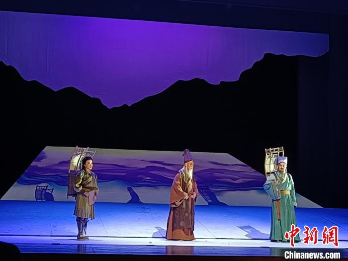 图为李时珍饰演者宋少峰(左三)和其女扮男装的助手冬青饰演者李娟(左一)在演出现场。　张婧 摄