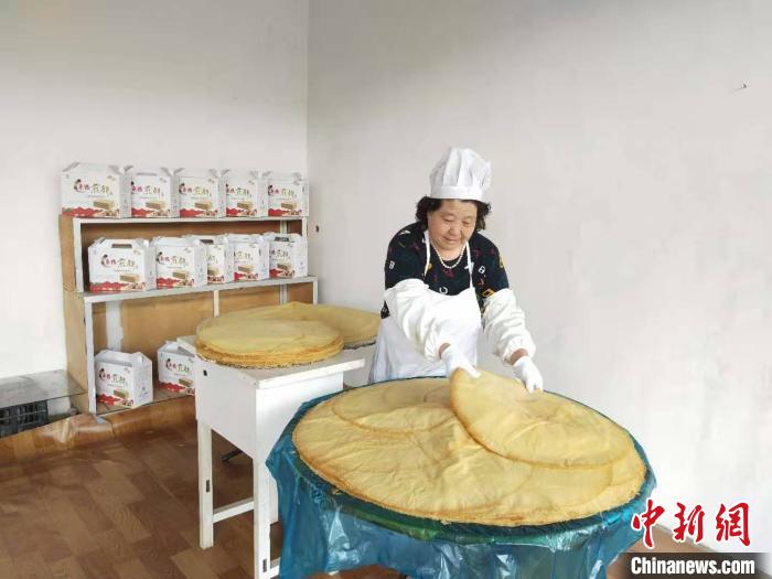通过一年多的宣传推广、网络直播等，五里庄的纯手工煎饼在长治市打出了名气。屯留区融媒体中心供图