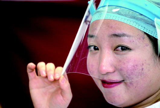 贵州医科大学附属医院护士叶青在骨科病房内（12月17日摄）。新华社记者刘续摄
