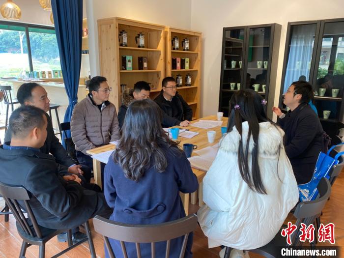 共青团广州市委员会调研组在青年回乡创业项目现场调研。 共青团广州市委供图