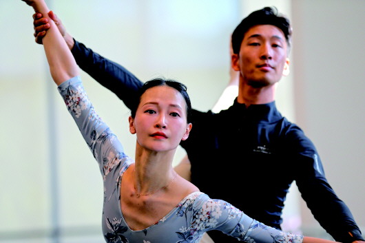 12月15日，项阳（左）和舞伴在排练节目。新华社记者任珑摄