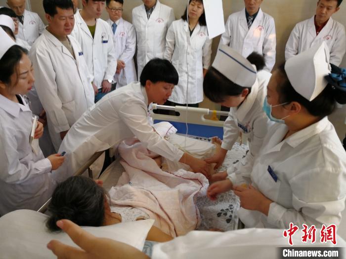 图为北京潞河医院骨科专家为兴安盟进行医疗帮扶支援。　胡日查 摄