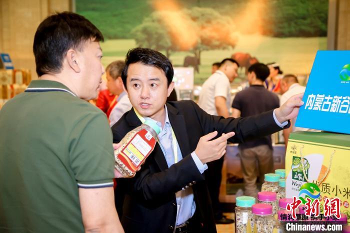 图为在京蒙扶贫协作中，兴安盟大米打开了北京市场，“端”上了北京市民的餐桌。　胡日查 摄