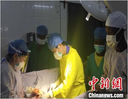 医疗队员实施手术。　第24批中国(宁夏)援贝宁医疗队供图 摄