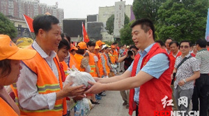 安乡县志愿者携“感恩礼包”与环卫工人共度端午节