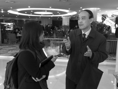 袁驷接受京华时报记者采访。