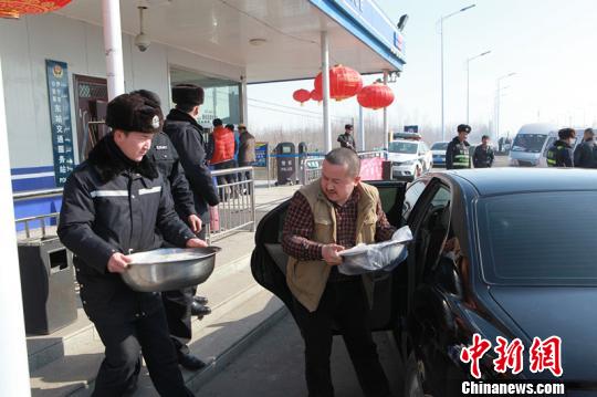 新疆维吾尔族餐厅老板免费为民警送餐两年