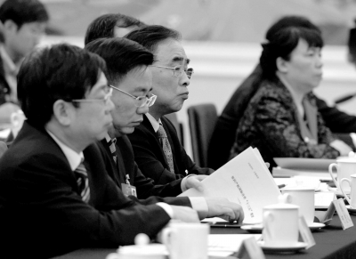 今年两会期间，张伯礼（左三）参加天津团开放日活动。