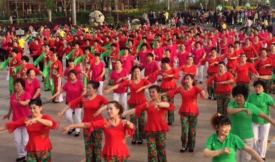新疆玛纳斯县举行“欢庆五一舞动凤城”表演