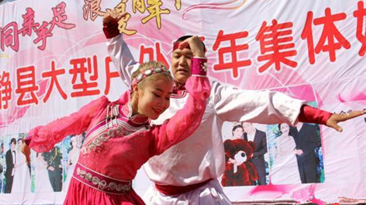 新疆和静县举办户外集体婚礼 新人齐种爱情树