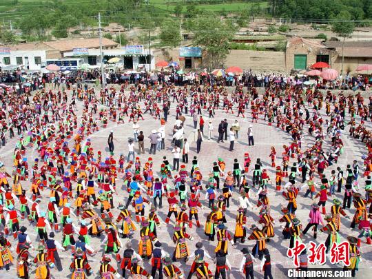 图为青海互助土族自治县民众表演的千人安召舞。　互助县文化馆 供图　摄