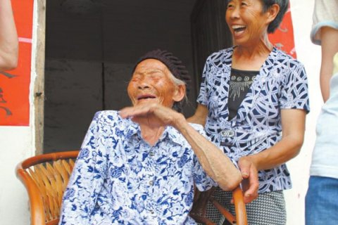 四川兴文县61岁阿婆义务照顾110岁老太30年
