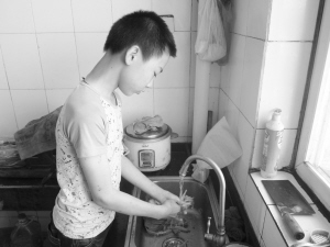 放学后，王泽同在洗菜准备做饭