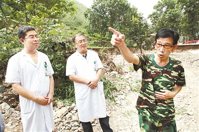 河北医大医疗志愿服务队的专家在抢修现场找到刘三润