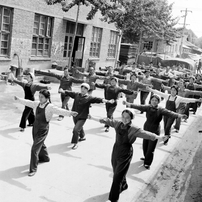 1975年，北郊木材厂的职工在做广播体操。司马小萌/摄