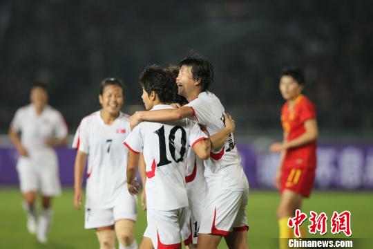图为朝鲜女足队员进球后拥抱庆贺。　周毅 摄