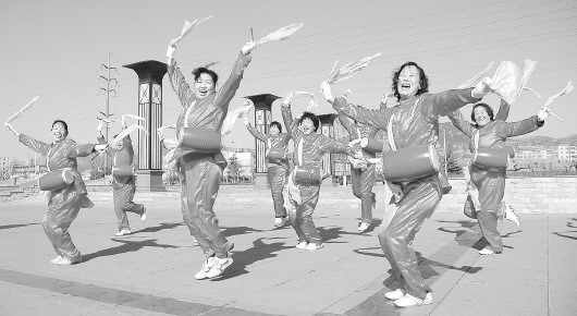 沂源县文化局每年都要组织群众性文化生活,图为来自县城及周边村居的腰鼓爱好者在文化广场尽情起舞。