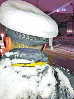 交警雪中执勤帽子结冰成“雪警”交警：只是在做本职工作
