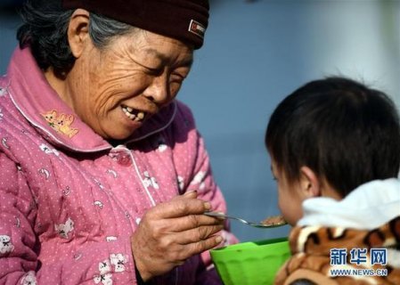 安平县“爱心妈妈”34年收养弃婴64名