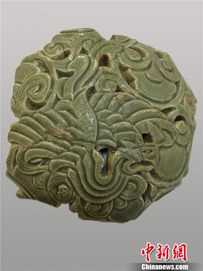 图为出土的镂雕凤纹香薰盖残片 宁波市文物考古研究所供图
