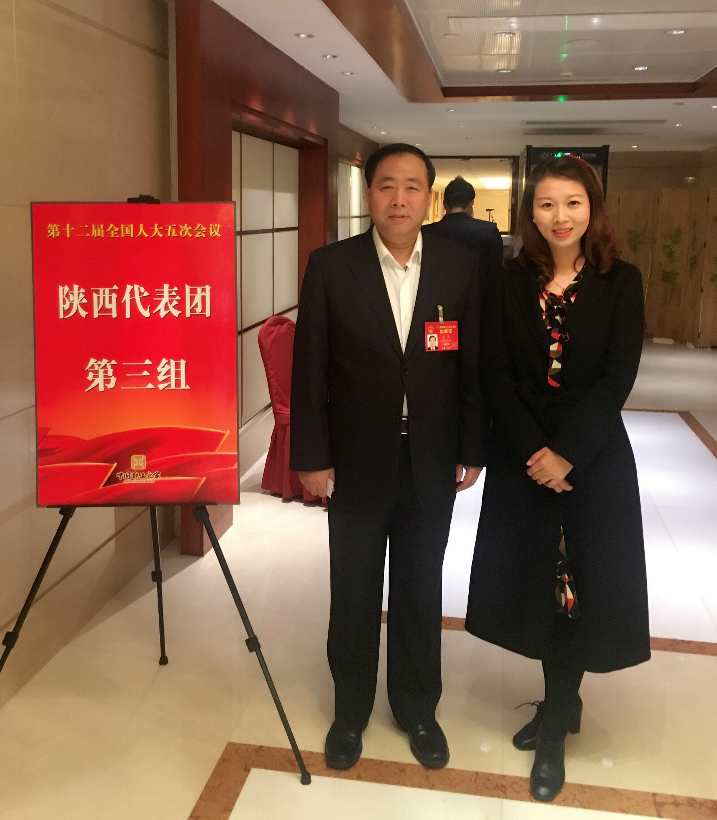 全国人大代表，陕西省副省长姜锋（左一）接受《小康》记者专访