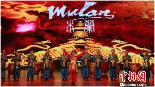 4月3日--7月2日，北京首届国际儿童剧展演季活动在亦庄经济开发区隆重上演。3个月的展演、56场的精彩，举办方精心挑选国内外最经典的优秀儿童剧目，运用最先进的全息投影和裸眼3D技术，为家长和小朋友们带来了一场亲子文艺盛宴，吸引了5万以上的家长和小朋友前来观看。　王燕 摄