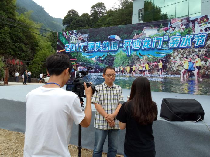 齐溪镇党委副书记汪峰在现场接受浙江电视台记者采访