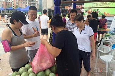 市民在购买蔬果
