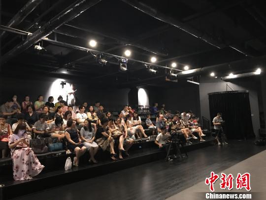 用艺术充实暑假重庆中学生网上招募伙伴编排话剧公演