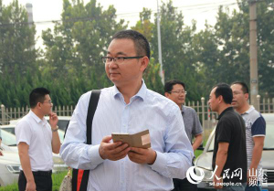 知名财经评论人、地产评论员吴其伦在青岛市城阳区动车小镇走访调研。