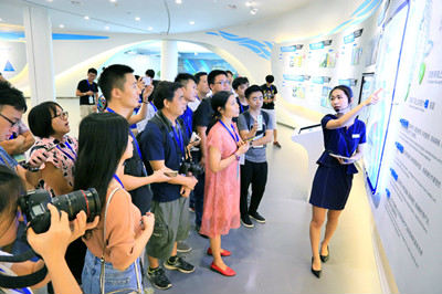 在明珠湾展览馆，参观团了解了明珠湾起步区建设情况，打开了认知南沙新发展的窗口。网络图