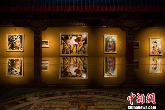 图为2017西藏琼结“吐蕃故都”摄影展上的摄影作品。　何蓬磊 摄