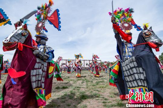 图为在西藏江孜传统节日“达玛”(即意为跑马射箭)节上，农民骑着马表演古代武士舞 何蓬磊 摄